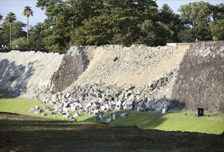 28日午後、熊本で発生したM7．1の地震で熊本城の石垣が崩れた。 ［聯合ニュース］