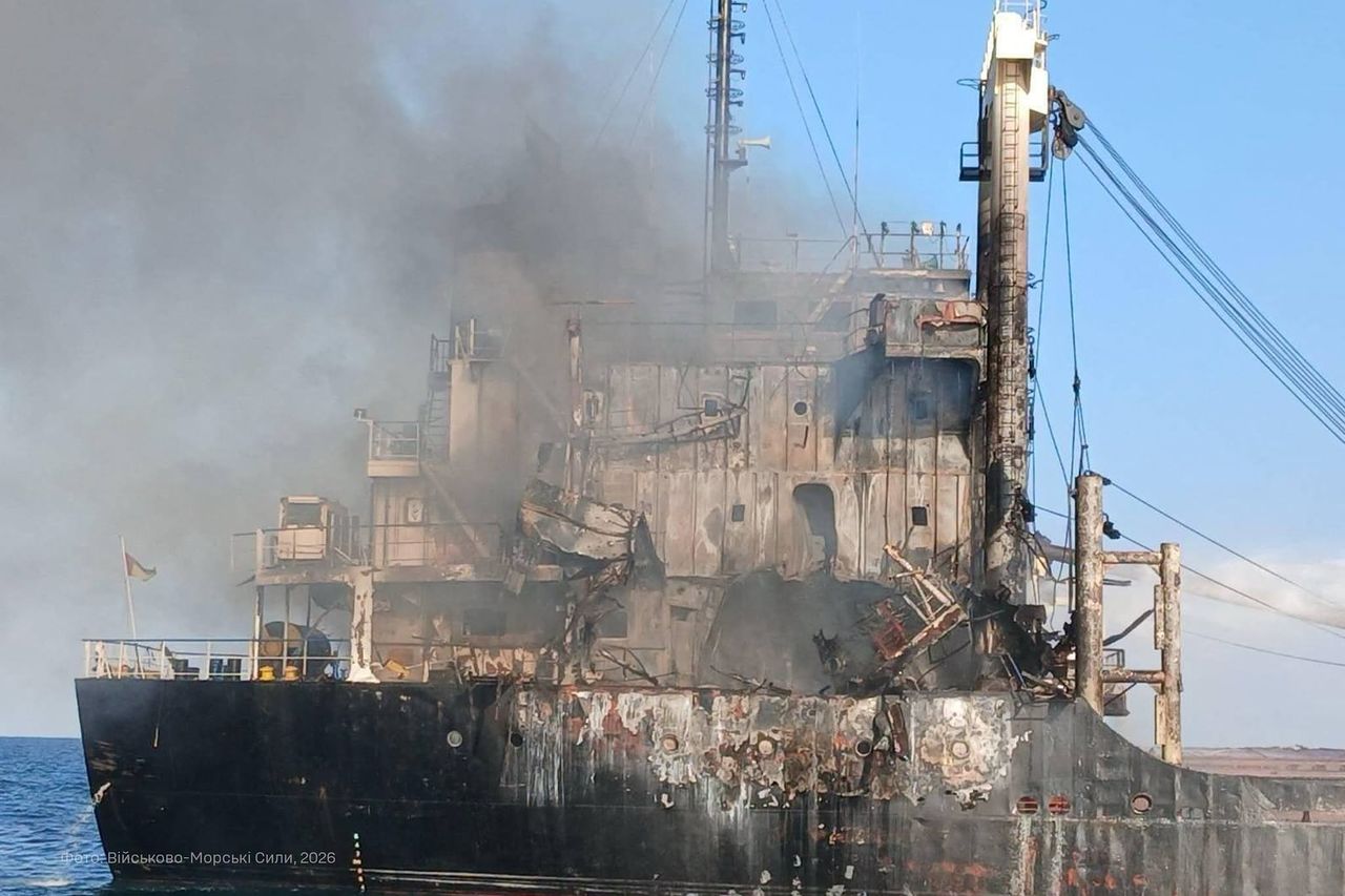   ロシアのミサイル攻撃を受け破壊された民間貨物船。［写真 AFP＝聯合ニュース］