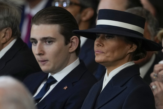   バロン・トランプ氏とメラニア夫人。［AP＝聯合ニュース］