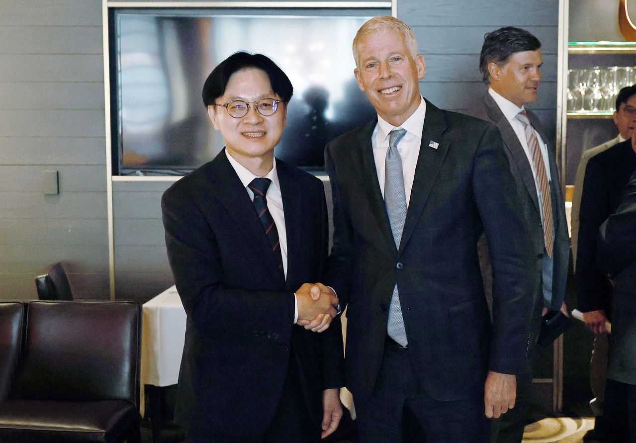 韓国産業通商部の金正官長官が24日に米ワシントンDCでライト米エネルギー長官との面談に先立ち記念撮影をしている。［写真 産業通商部］