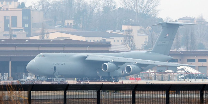 京畿道平沢市の在韓米軍烏山空軍基地のC－5輸送機 ［ニュース1］