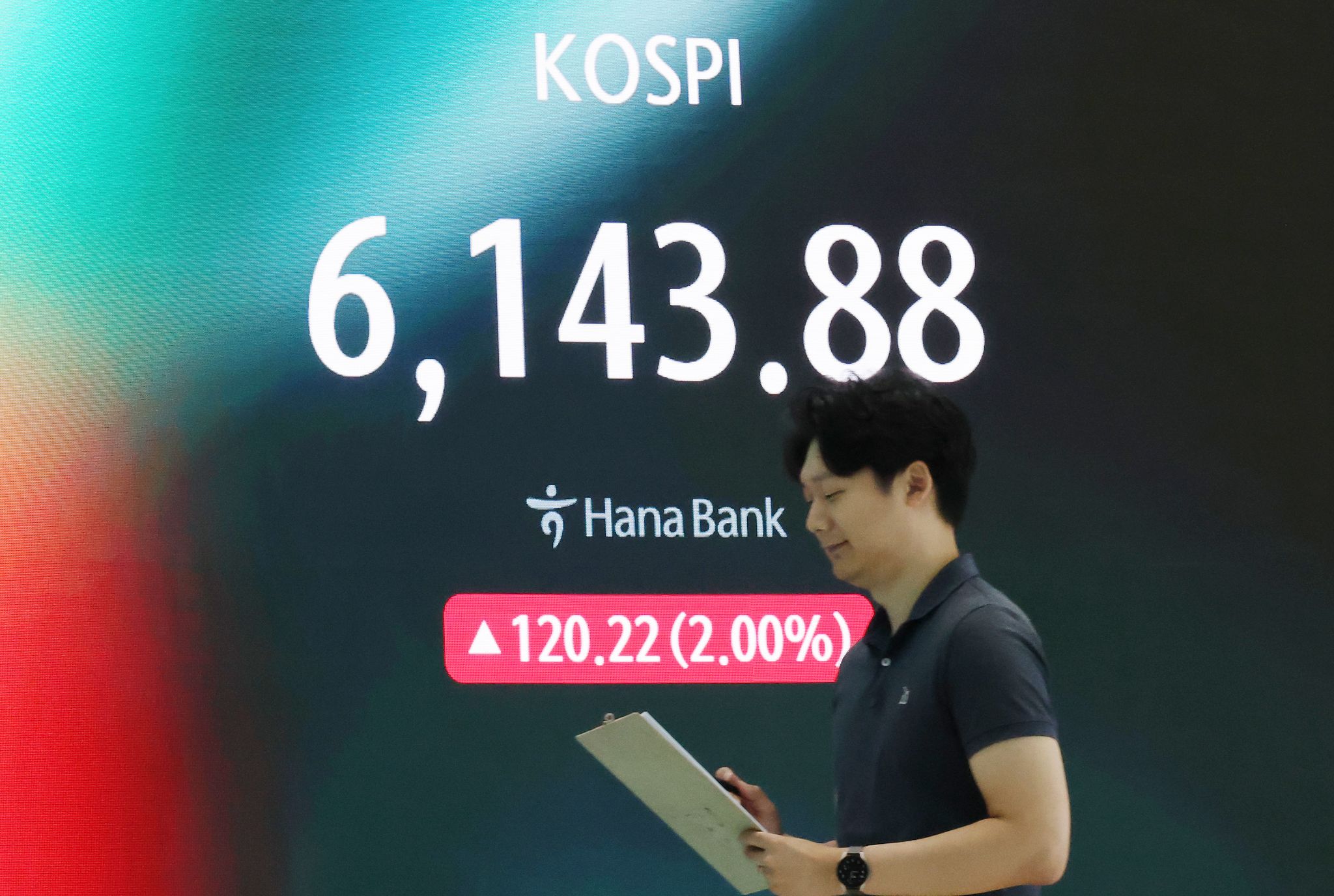 29日、ソウルのハナ銀行ディーリングルームのモニターにKOSPI指数が表示されている。この日KOSPIは前日終値より1．09％上がった6089．11、KOSDAQは1．11％上がった713．71で寄り付いた。［写真 ニュース1］