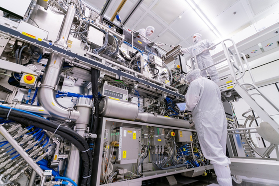  ASMLの極端紫外線（EUV）露光装置。米国の規制で中国への輸出が制限されている。［写真 ASML］