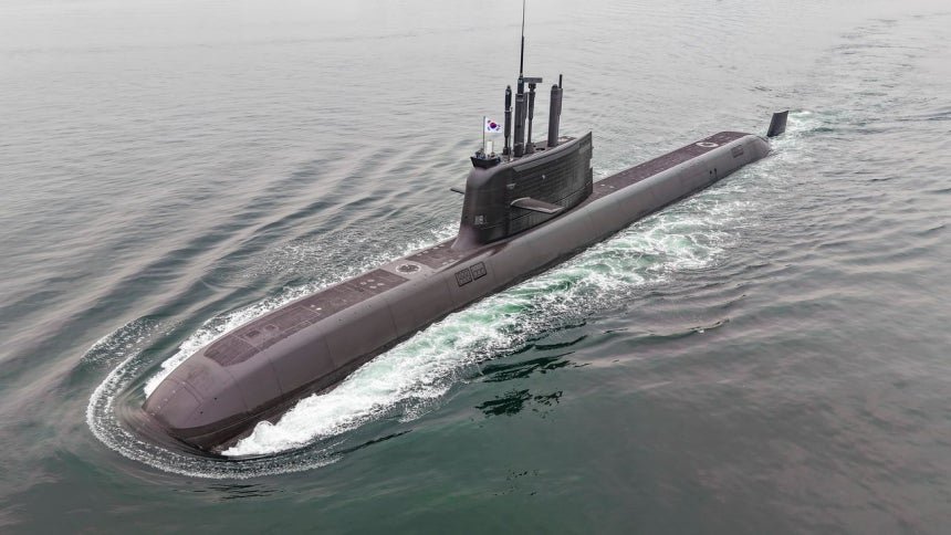 慶尚南道昌原市鎮海区（キョンサンナムド・チャンウォンシ・チンヘグ）の海軍潜水艦司令部で、韓国独自の技術により設計・建造された3000トン級潜水艦1番艦「島山安昌浩（トサン・アン・チャンホ）」（SS－Ⅲ）が、韓国・カナダ海軍の合同協力訓練に参加するため出港している。海軍潜水艦司令部＝ニュース1