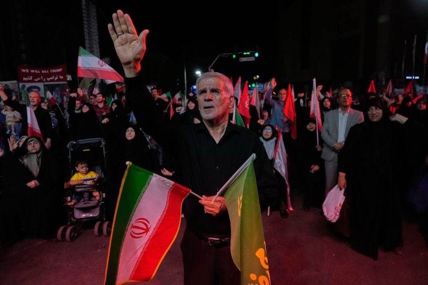 28日、イラン・テヘランの広場で反米デモを行う参加者ら。AP＝聯合ニュース