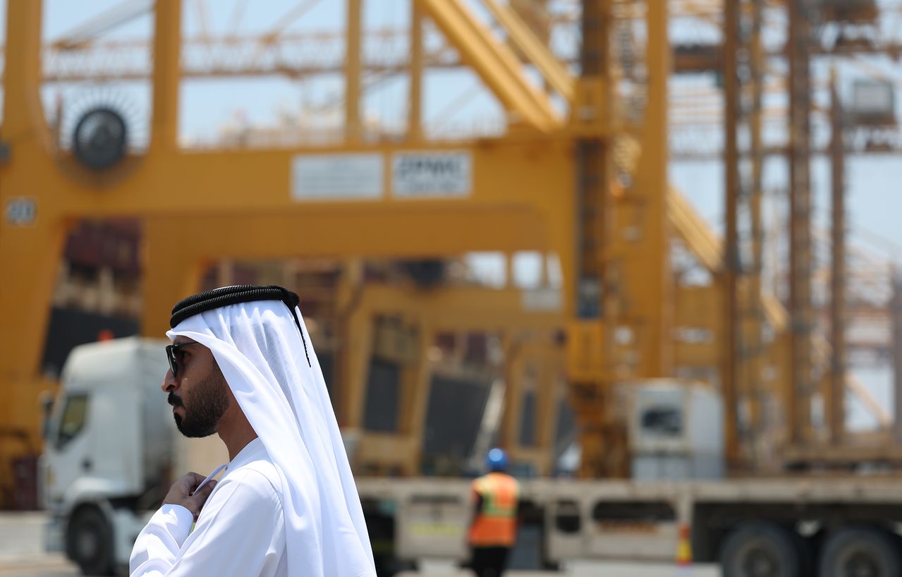 今月7日（現地時間）、アラブ首長国連邦（UAE）のホール・ファッカーン港で、UAE国民の男性が船舶のコンテナ荷役作業を見守っている。［EPA＝聯合ニュース］