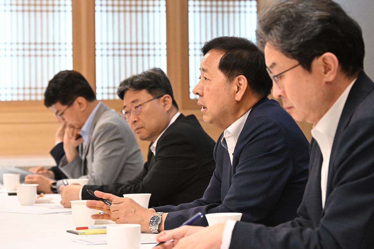 具潤哲副首相兼財政経済部長官が29日に政府ソウル庁舎で緊急市場状況点検会議を主宰している。［写真 聯合ニュース］