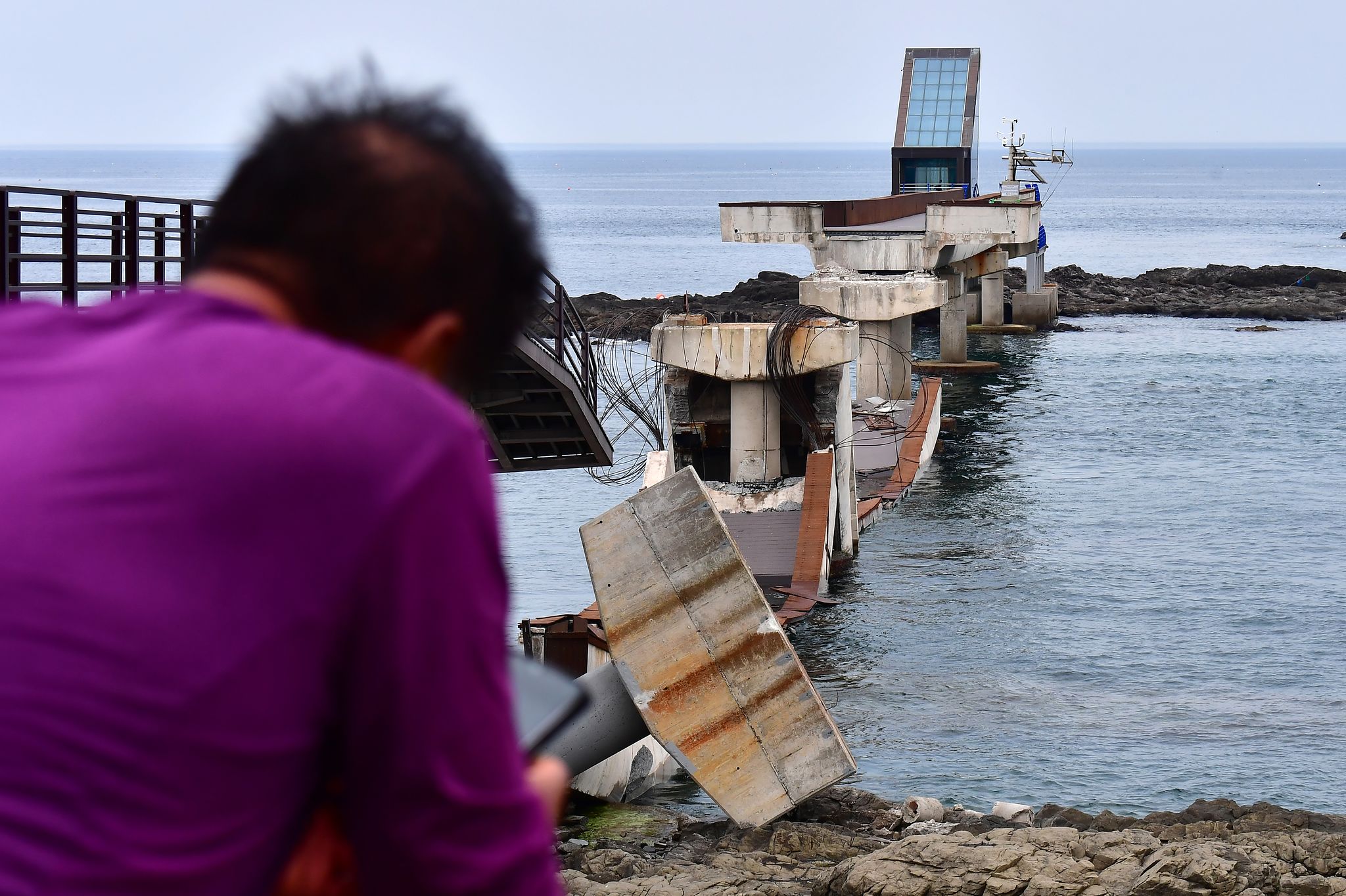   猛暑・台風・地震による疲労の蓄積で崩落したポリットル（麦石）橋。［写真 ニュース1］