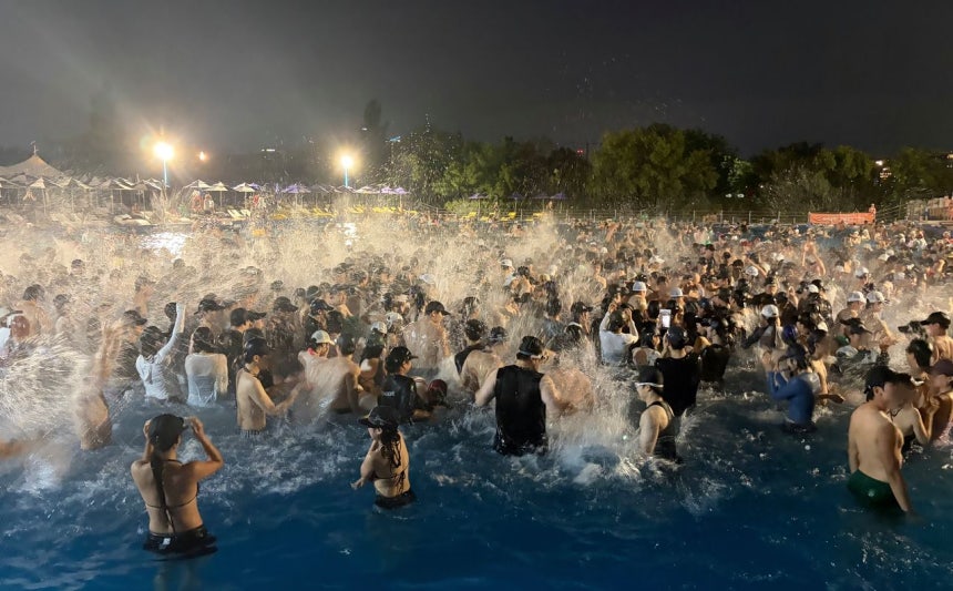 ソウル市永登浦区（ヨンドンポク）の汝矣島（ヨイド）漢江（ハンガン）公園プールで夜間に水遊びを楽しむ市民。［写真　ソウル市］