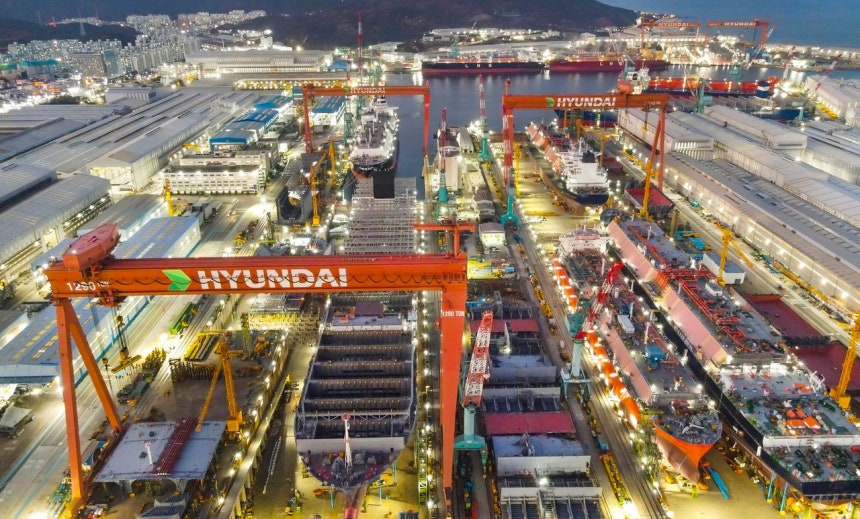  HD現代重工業蔚山造船所ヤードのゴライアスクレーン。［写真 HD現代］