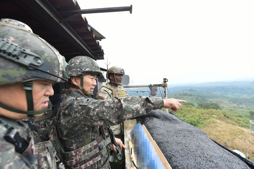 陳永承（チン・ヨンスン）合同参謀議長が昨年10月3日、ジェイビア・ブランソン在韓米軍司令官兼韓米連合軍司令官と西部戦線接敵地域GP・GOP部隊を訪問し、軍事対応態勢を点検している。 ［写真 合同参謀本部］