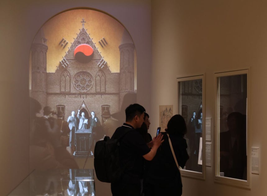 30日、ソウルの国立中央博物館常設展示館の新たに改編された大韓帝国室で関係者が展示を確認している。［写真 聯合ニュース］