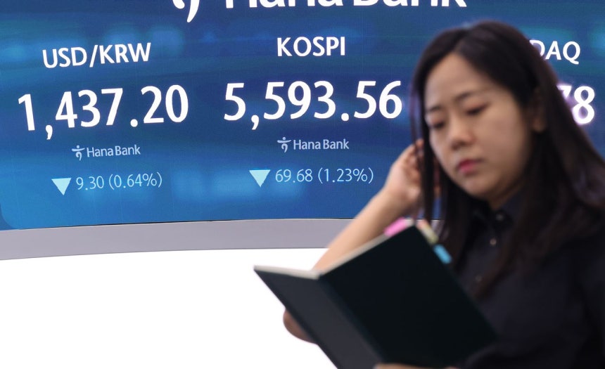 30日、ソウル市中区（チュング）のハナ銀行ディーリングルームの電光掲示板に、韓国総合株価指数（KOSPI）の終値と為替レートが表示されている。［聯合ニュース］
