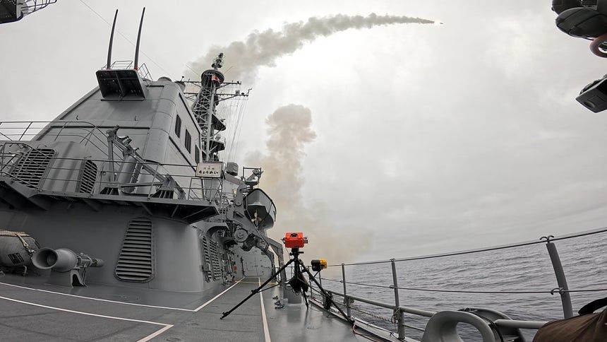 トマホークミサイルの発射試験を行う日本海上自衛隊のイージス艦「ちょうかい」。日本が太平洋でイージス艦を動員し、北朝鮮や中国、ロシアなどを射程圏内に収めることができる米国製の巡航ミサイル「トマホーク」の発射試験を初めて実施したと30日、明らかにした。トマホークは米海軍が運用する代表的な長距離精密打撃巡航ミサイルで射程距離1600～2500キロ。 ［写真 日本防衛省］