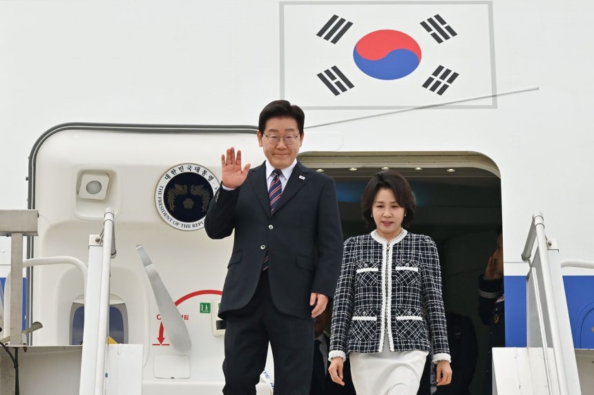 韓国の李在明（イ・ジェミョン）大統領と金恵景（キム・ヘギョン）夫人が29日（現地時間）、チリ・サンティアゴのアルトゥーロ・メリノ・ベニテス国際空港に到着し、出迎えた歓迎関係者に手を振っている。ニュース1