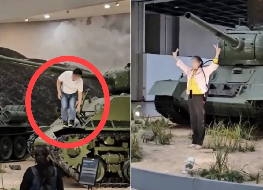  韓国戦争記念館の戦車の上で写真を撮る中国人観光客。［写真 SNS］