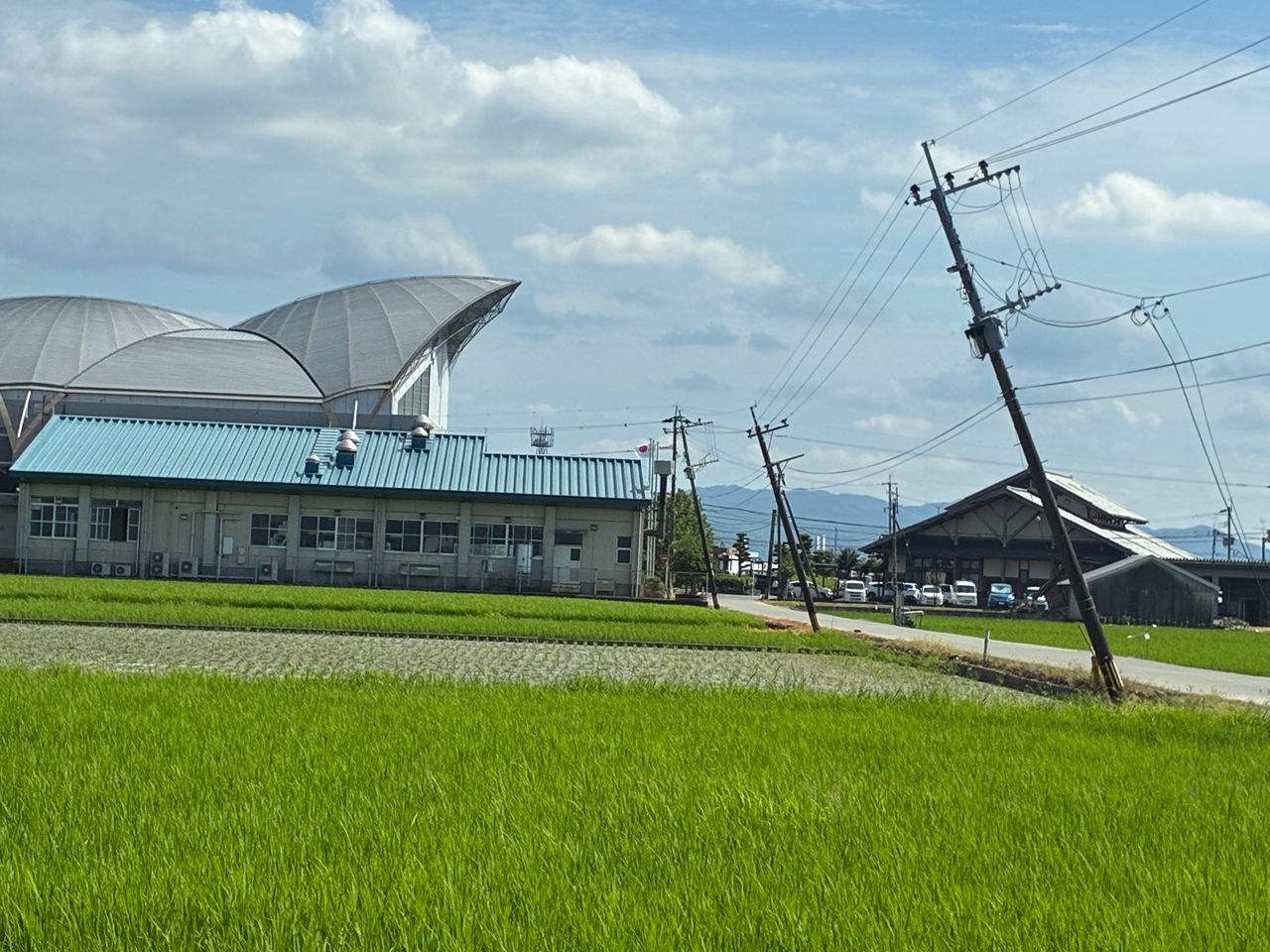   傾いている八代市の電柱 ユ・ソンウン特派員