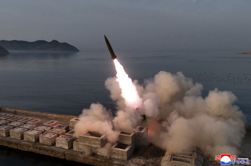 今年5月、北朝鮮が短距離地対地弾道ミサイルのクラスター弾頭の威力を評価する試験発射を実施した場面。朝鮮中央通信は5月20日、「ミサイル総局は19日、改良された地対地戦術弾道ミサイル『火星砲11ラ』型の戦闘部（弾頭）威力評価のための試験発射を行った」と報じた。 ［朝鮮中央通信、聯合ニュース］