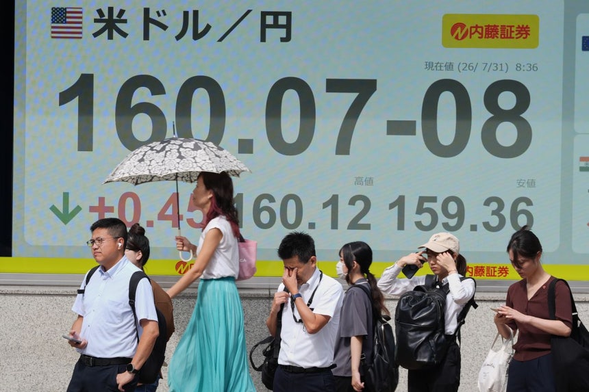 31日（現地時間）、東京の証券会社の電光掲示板に表示された対ドルの円相場。AP＝聯合ニュース