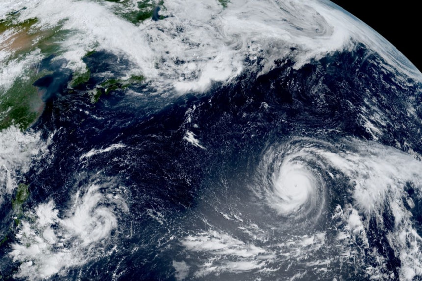 日本の気象衛星「ひまわり」が捉えた台風13号。［写真 RAMMB／CIRA］