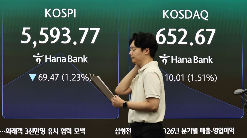 30日、ソウル中区のハナ銀行ディーリングルームに株価が表示されている。 ［聯合ニュース］