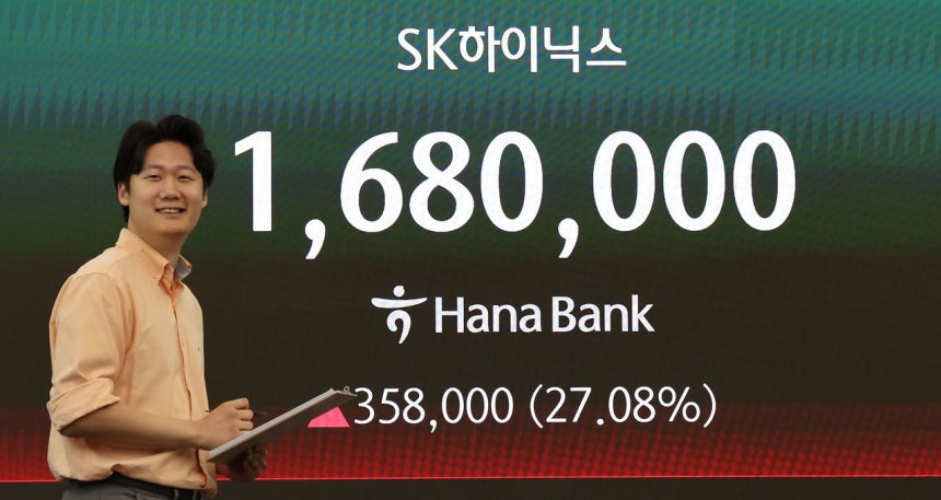 31日、ソウル市中区（チュング）のハナ銀行ディーリングルームの電光掲示板に表示されたSKハイニックスの株価。この日、KOSPI（韓国総合株価指数）は前日比1．15％高の5657．79で始まり、一気に6000台を突破した。ニュース1
