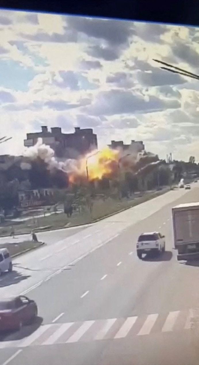 30日（現地時間）、ロシアのミサイル空爆により爆発が起きたウクライナ・パブロフラードの食品店。ロイター＝聯合ニュース