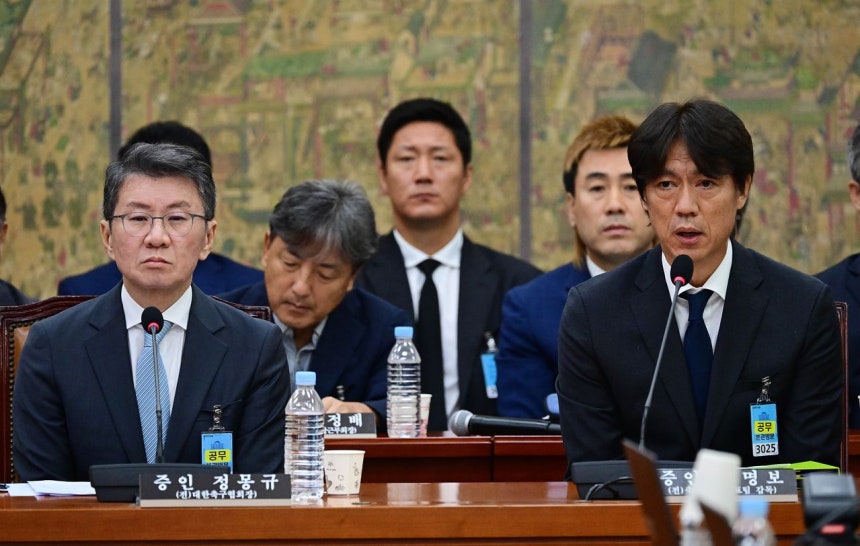 洪明甫（ホン・ミョンボ）前サッカー代表監督が30日、国会文化体育観光委員会で開かれた大韓サッカー協会懸案関連の聴聞会に証人として出席し、議員の質問に答えている。［ニュース1］
