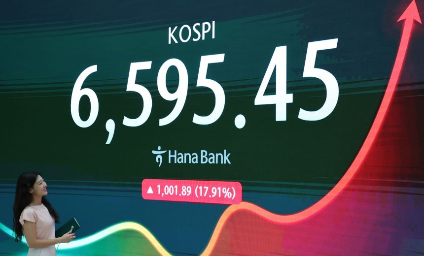 3日連続で急落したKOSPIが急騰し、過去最大の上昇率となった31日午後、ソウル中区のハナ銀行ディーリングルームの電光掲示板に終値が表示されている。 ［ニュース1］
