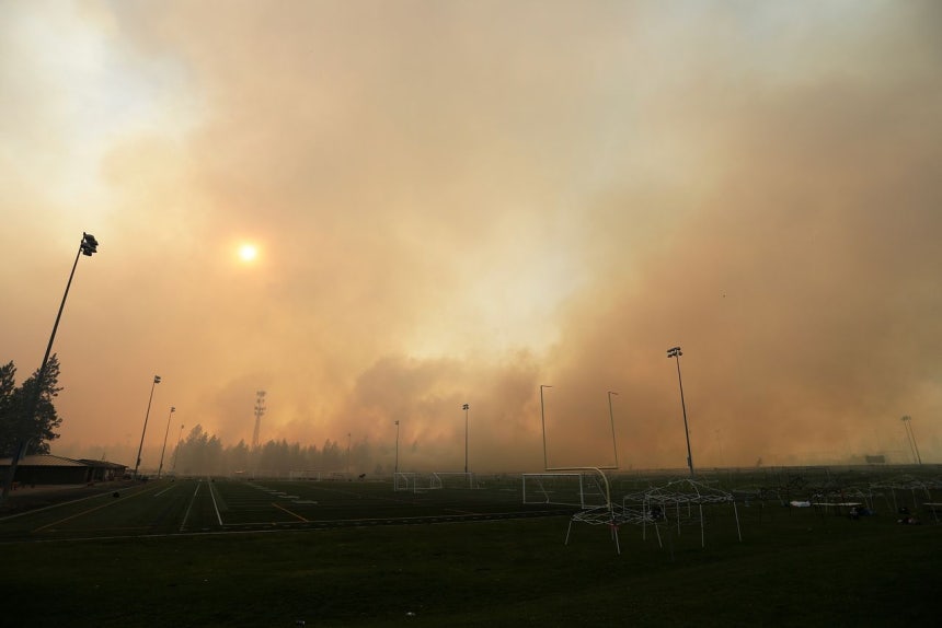1日（現地時間）、米ワシントン州スポケーンのドワイト・マーケル・スポーツ複合施設から見た山火事「オールド・トレイルズ」。［AP＝聯合ニュース］