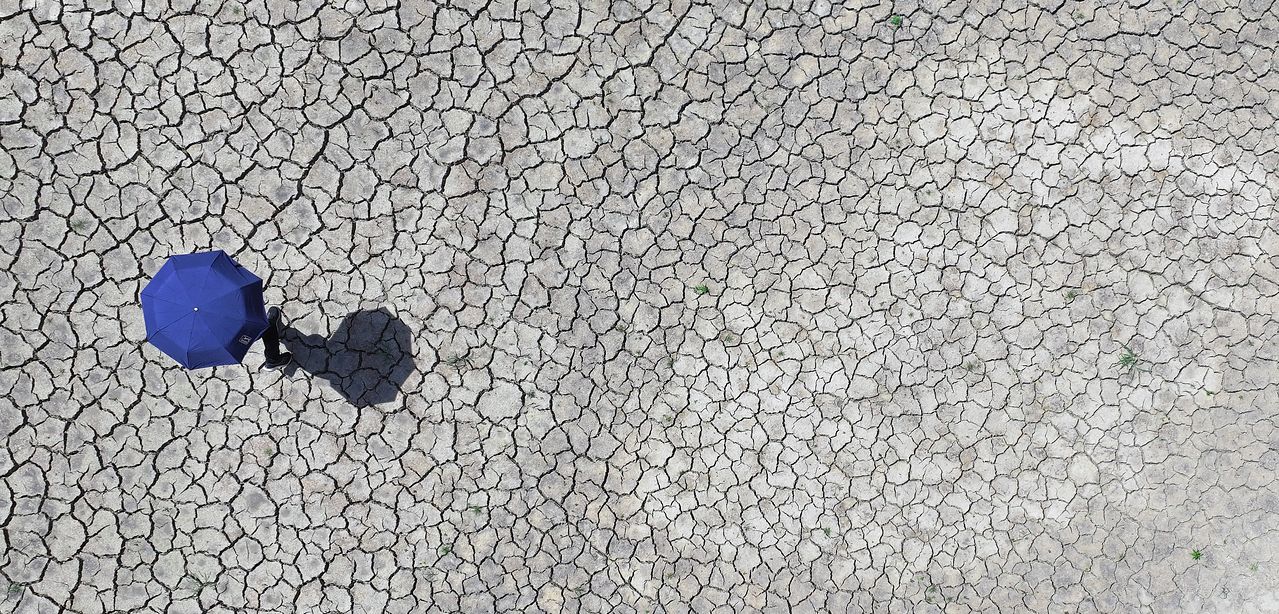韓国で全国的に猛暑が続き、南部地方では干ばつが深刻化する中、先月31日、慶尚北道永川市（キョンサンブクド・ヨンチョンシ）の普賢山（ポヒョンサン）ダム上流の底が干上がっている。［聯合ニュース］
