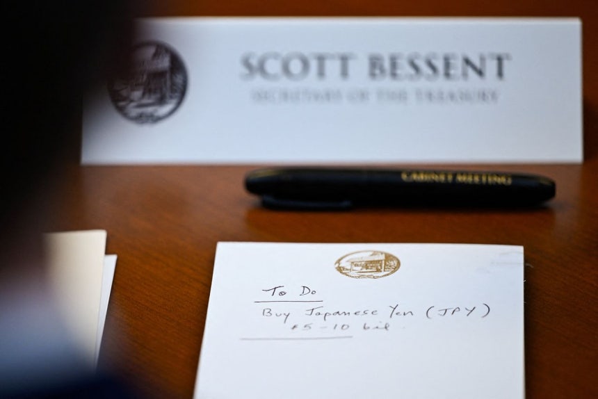 先月31日に開かれた閣議でベッセント米財務長官の前に置かれたメモ帳に「やること」、「日本円買い入れ50億～100億ドル」と書かれている。ロイター通信はこれを米財務省の円買い介入の可能性を示唆する場面と報道した。［写真 ロイター＝聯合ニュース］