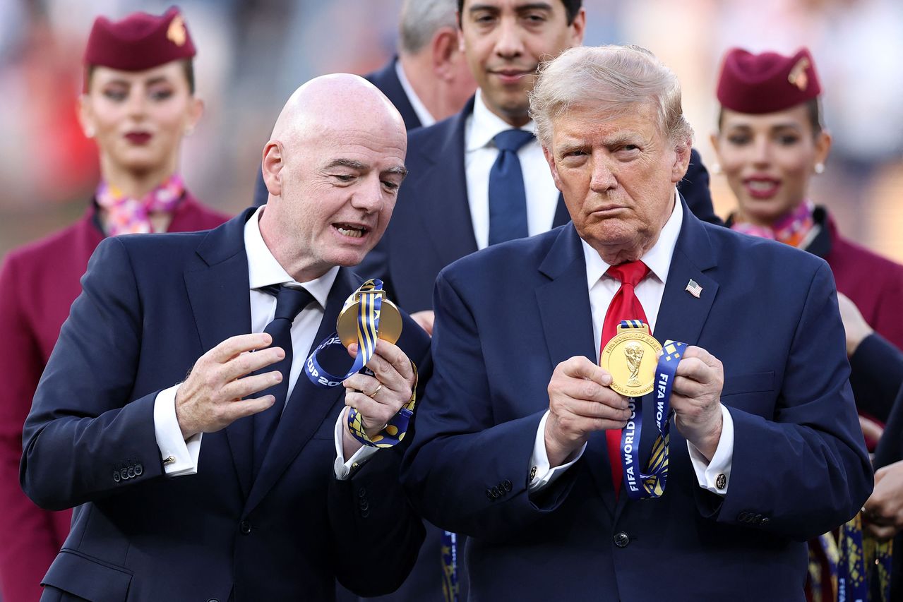  北中米W杯の表彰式で選手に授与するメダルを持つFIFA会長とトランプ大統領 ［AFP＝聯合ニュース］