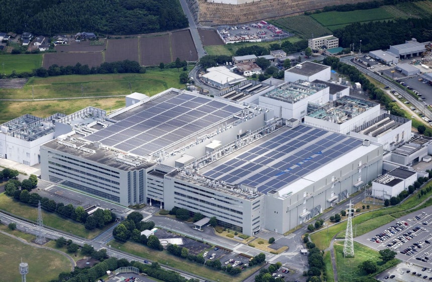  7月29日、熊本県でM7．1の地震発生後に稼動が中断した菊陽町のソニーセミコンダクタマニュファクチャリング熊本テクノロジーセンター。今月4日から一部生産工程が再開される。［写真 ロイター＝聯合ニュース］