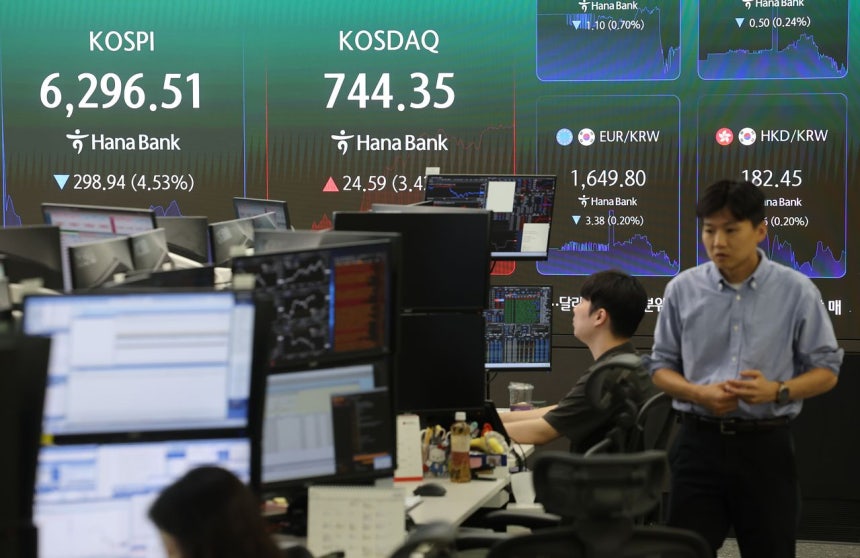 KOSDAQ急騰で買いサイドカーが発動された3日、ソウル中区のハナ銀行ディーリングルーム ［聯合ニュース］
