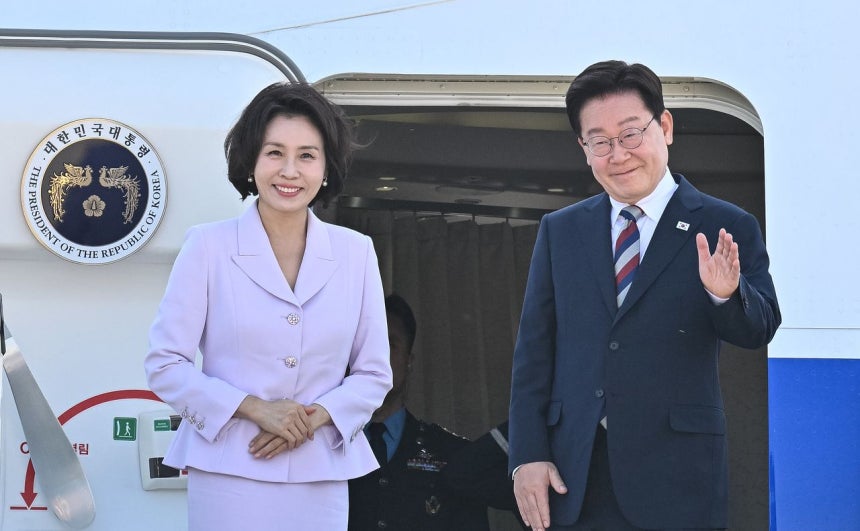 韓国の李在明（イ・ジェミョン）大統領と金恵景（キム・ヘギョン）夫人が2日（現地時間）、ドイツ・フランクフルト国際空港で空軍1号機（大統領専用機）に搭乗し、見送りに訪れた人々にあいさつしている。ニュース1