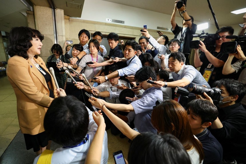 片山さつき財務相が3日、東京・財務省で記者団の取材に応じ、日米共同の外国為替市場介入について説明している。今回の措置を受け、この日の円相場は急騰した。ロイター＝聯合ニュース