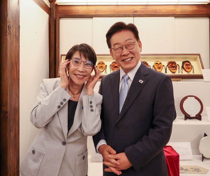 韓国の李在明（イ・ジェミョン）大統領（右）と高市早苗首相（左）。［写真 X キャプチャー］