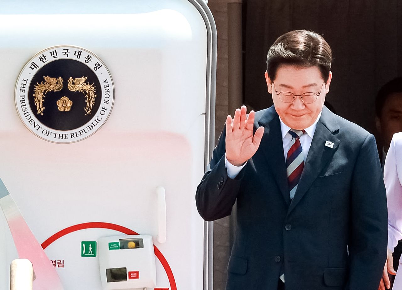 米国と南米3カ国の訪問日程を終えた李在明（イ・ジェミョン）大統領が3日、京畿城南のソウル空港に到着し、空軍1号機から出迎えの人々にあいさつしている。 ［青瓦台写真記者団］