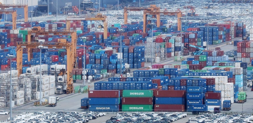  米トランプ政権が先月23日に貿易法301条を根拠に10～12．5％の強制労働関税を60カ国に課した。写真は京畿道の平沢港に積み上げられた輸出用コンテナ。［写真 ニュース1］