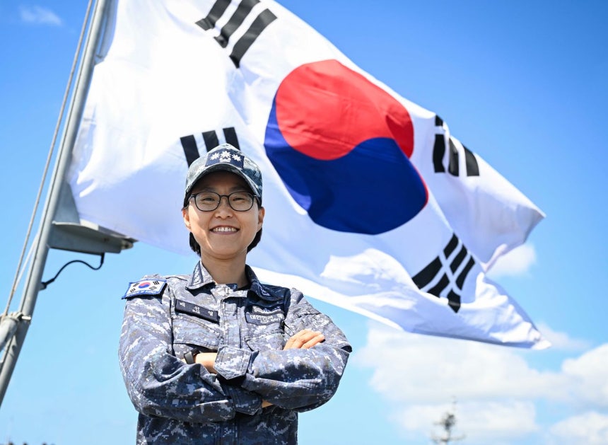 海軍が大韓民国海軍史上初めて、艦長のうち最も高い階級の大佐級大型艦艇艦長に女性軍人を任命したと4日、明らかにした。写真は「独島（ドクト）」の艦長に就任するペ・ソンヨン大佐。 ［写真 海軍＝聯合ニュース］