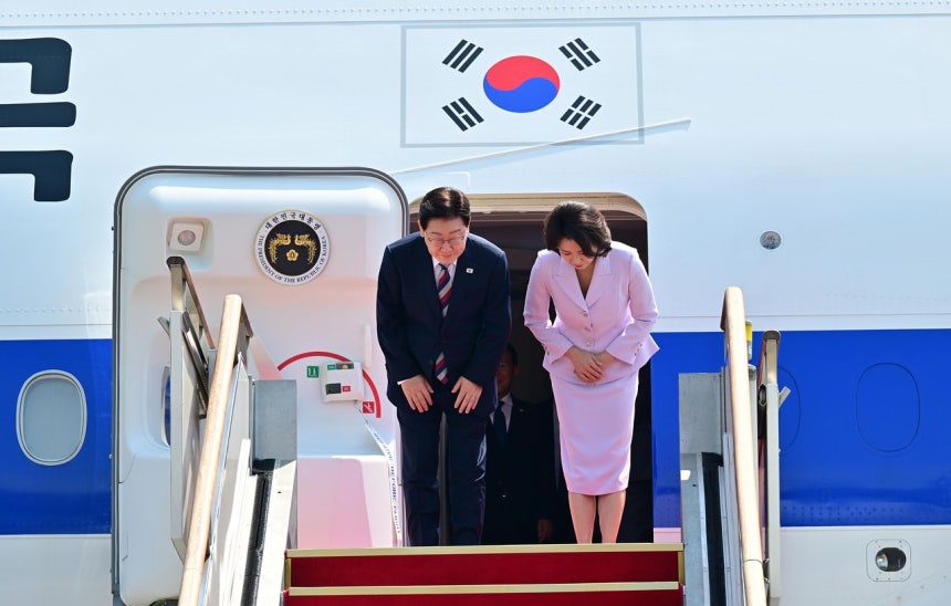 米国と南米3カ国の訪問日程を終えた李在明（イ・ジェミョン）大統領と金恵景（キム・ヘギョン）夫人が3日、京畿道城南市のソウル空港に到着し、空軍1号機から出迎えの人々に挨拶している。 ［青瓦台写真記者団］