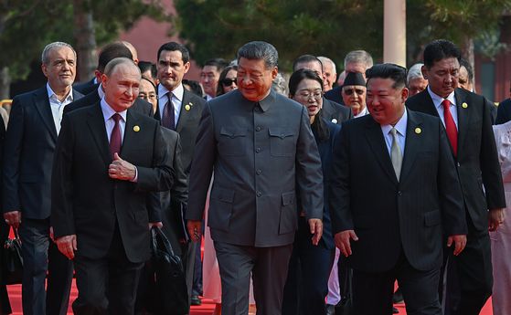 昨年9月、中国・北京で開かれた中国人民抗日戦争および世界反ファシズム戦争勝利80周年記念閲兵式（軍事パレード）を前に、天安門の楼上へ向かうロシアのウラジーミル・プーチン大統領（前列左から）、中国の習近平国家主席、北朝鮮の金正恩（キム・ジョンウン）国務委員長。EPA＝聯合ニュース