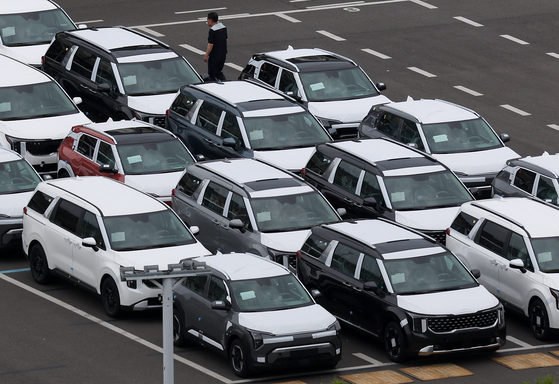 上半期に新たに登録された車の10台に6台がエコカーだった。京畿道光明市の起亜オートランド光明に出庫待機中の車が止まっている。［写真 聯合ニュース］