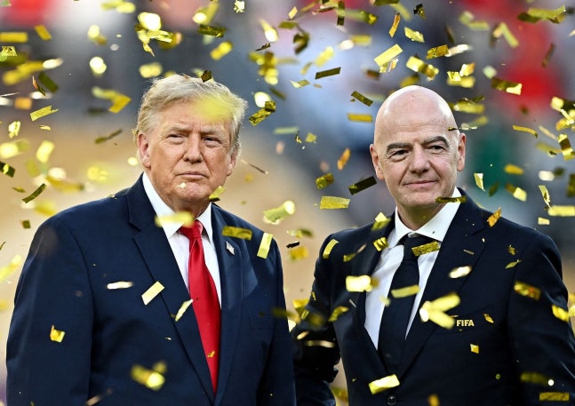 北中米W杯の決勝戦の後、表彰式を待つトランプ米大統領（左）とジャンニ・インファンティーノFIFA会長 ［ロイター＝聯合ニュース］
