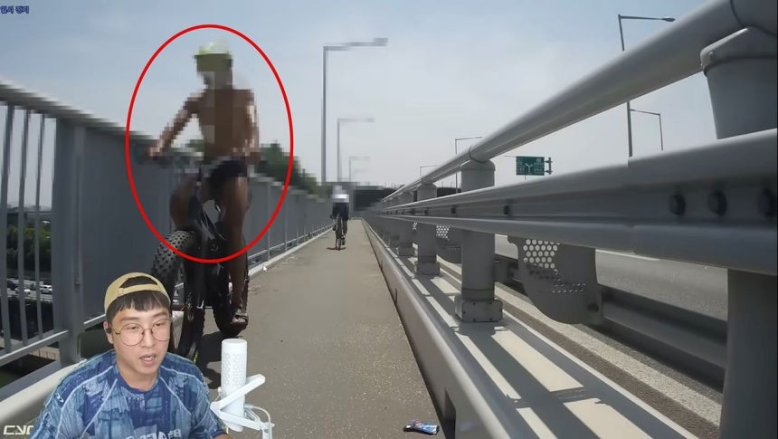  下着姿のままサイクリングを楽しむ男性。［写真 YouTube キャプチャー］