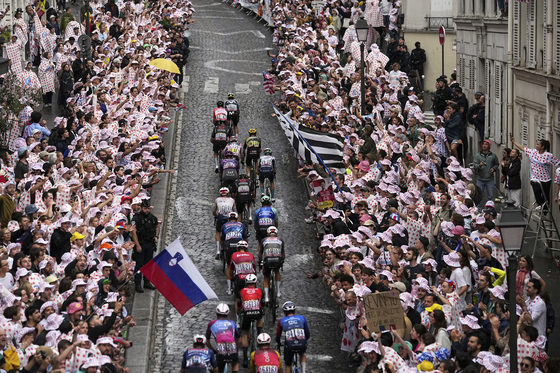 ツール・ド・フランスのレースの様子。［写真 AP＝聯合ニュース］