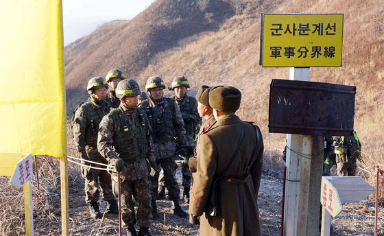 2018年12月12日、南北の軍事当局が9・19軍事合意に基づき非武装地帯（DMZ）内のGP（監視哨所）を相互検証をした。写真は江原道鉄原（チョウォン）の中部戦線で韓国側の現場検証班と北側の現場検証班が対面した場面。当時、南北がそれぞれ把握していた相手側GPの座標が異なり、混乱が生じたという。 ［写真 国防部］