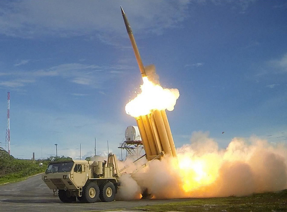 イランとの戦争の長期化により、米軍は防空システムであるTHAAD（高高度ミサイル防衛システム）の迎撃ミサイルを約80％消耗したと報じられた。写真はTHAAD迎撃ミサイルの試験発射の様子。［写真 米国防総省］