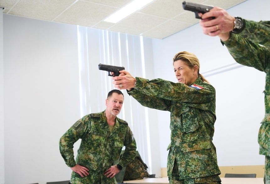 オランダのマキシマ王妃が今年2月、陸軍の予備役訓練中に射撃をしている。［写真 オランダ国防省のX］